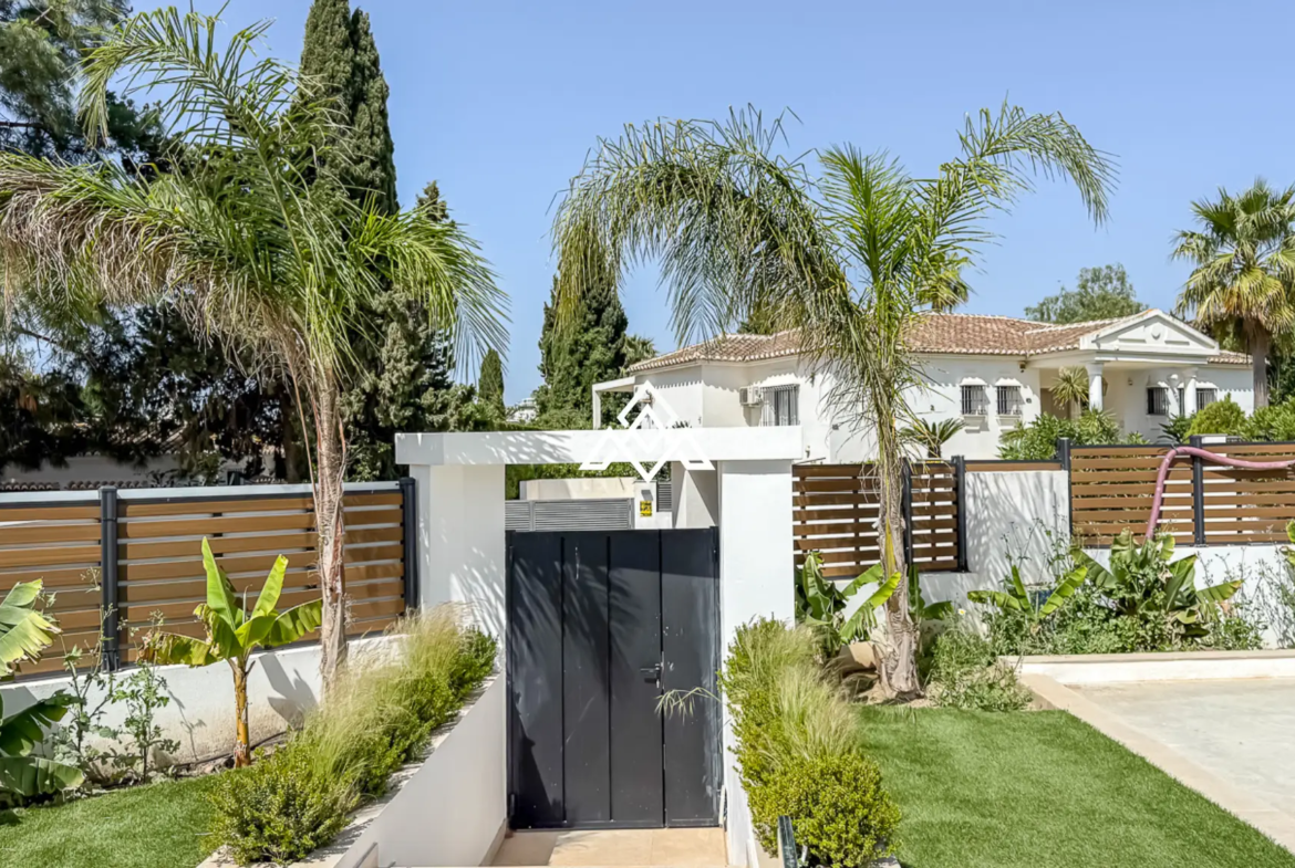 El Chaparral villa with pool, garden and modern design near the beach in Mijas Costa