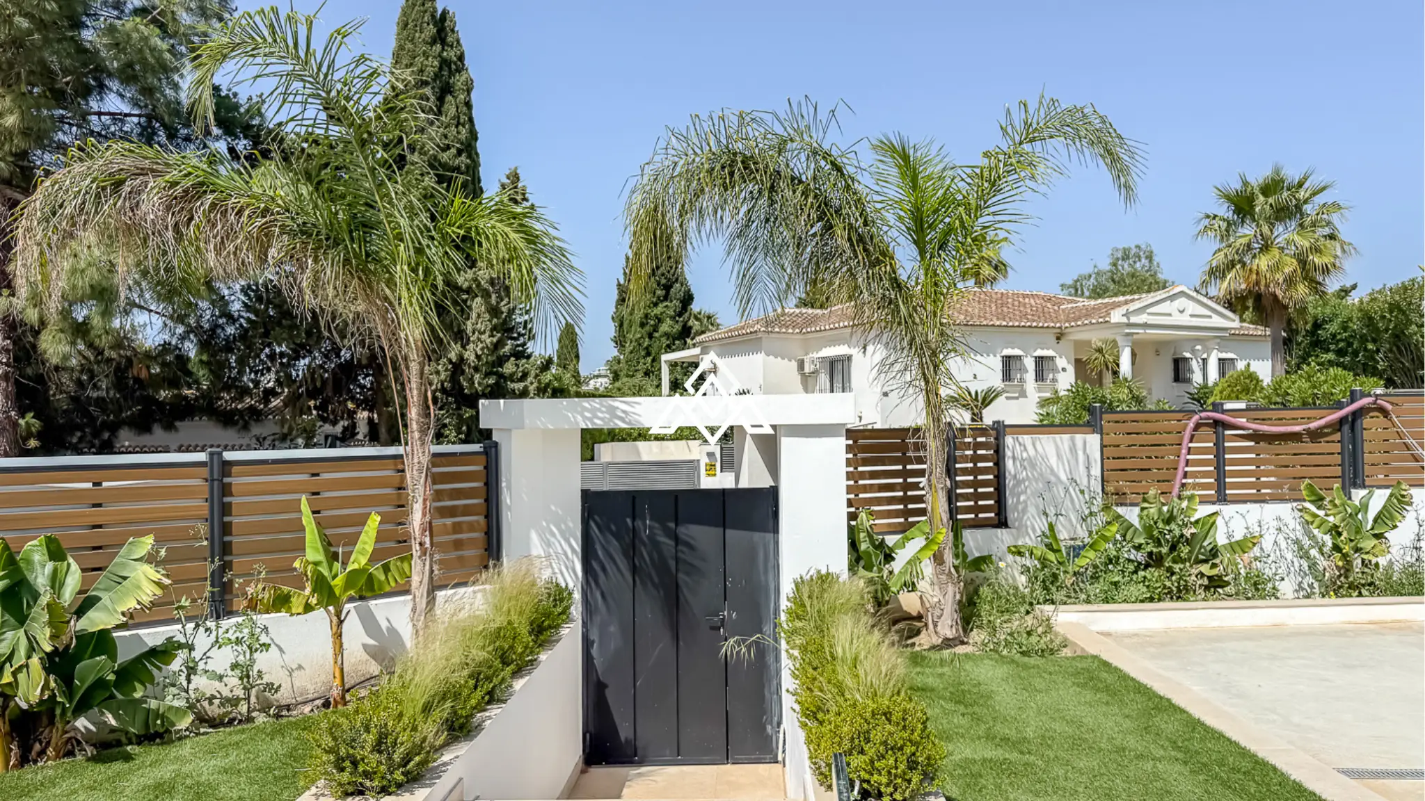 El Chaparral villa with pool, garden and modern design near the beach in Mijas Costa
