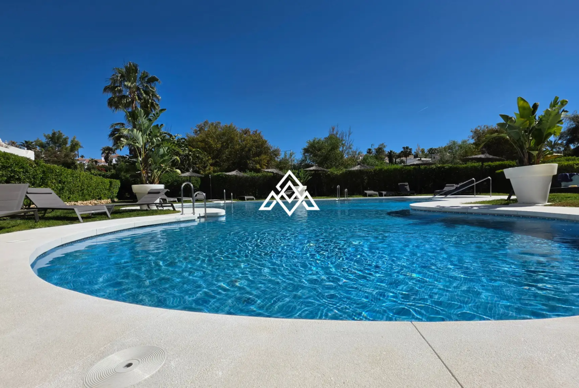 Selwo apartment with terrace, pool and gardens in gated community Estepona