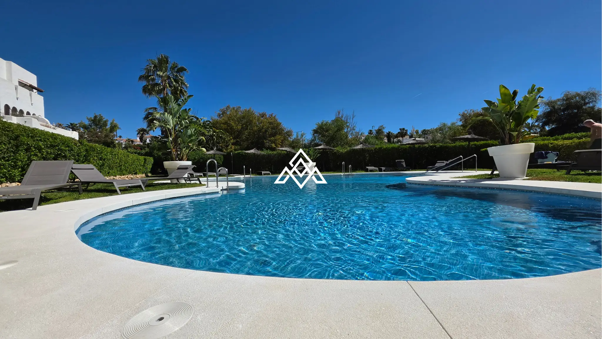 Selwo apartment with terrace, pool and gardens in gated community Estepona