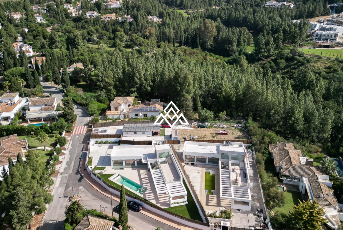 El Chaparral villa with pool, garden and modern design near the beach in Mijas Costa