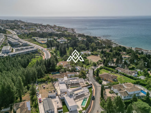 El Chaparral villa with pool, garden and modern design near the beach in Mijas Costa