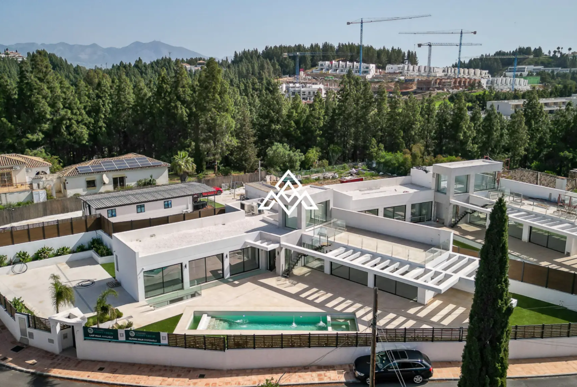 El Chaparral villa with pool, garden and modern design near the beach in Mijas Costa