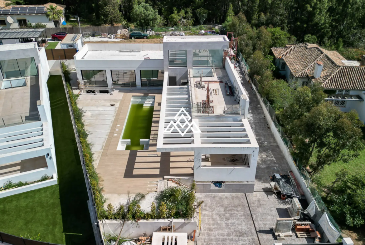 El Chaparral villa with pool, garden and modern design near the beach in Mijas Costa
