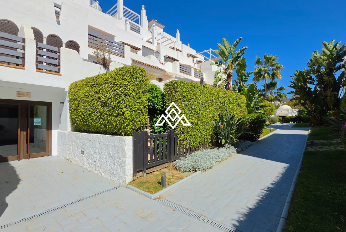 Selwo apartment with terrace, pool and gardens in gated community Estepona
