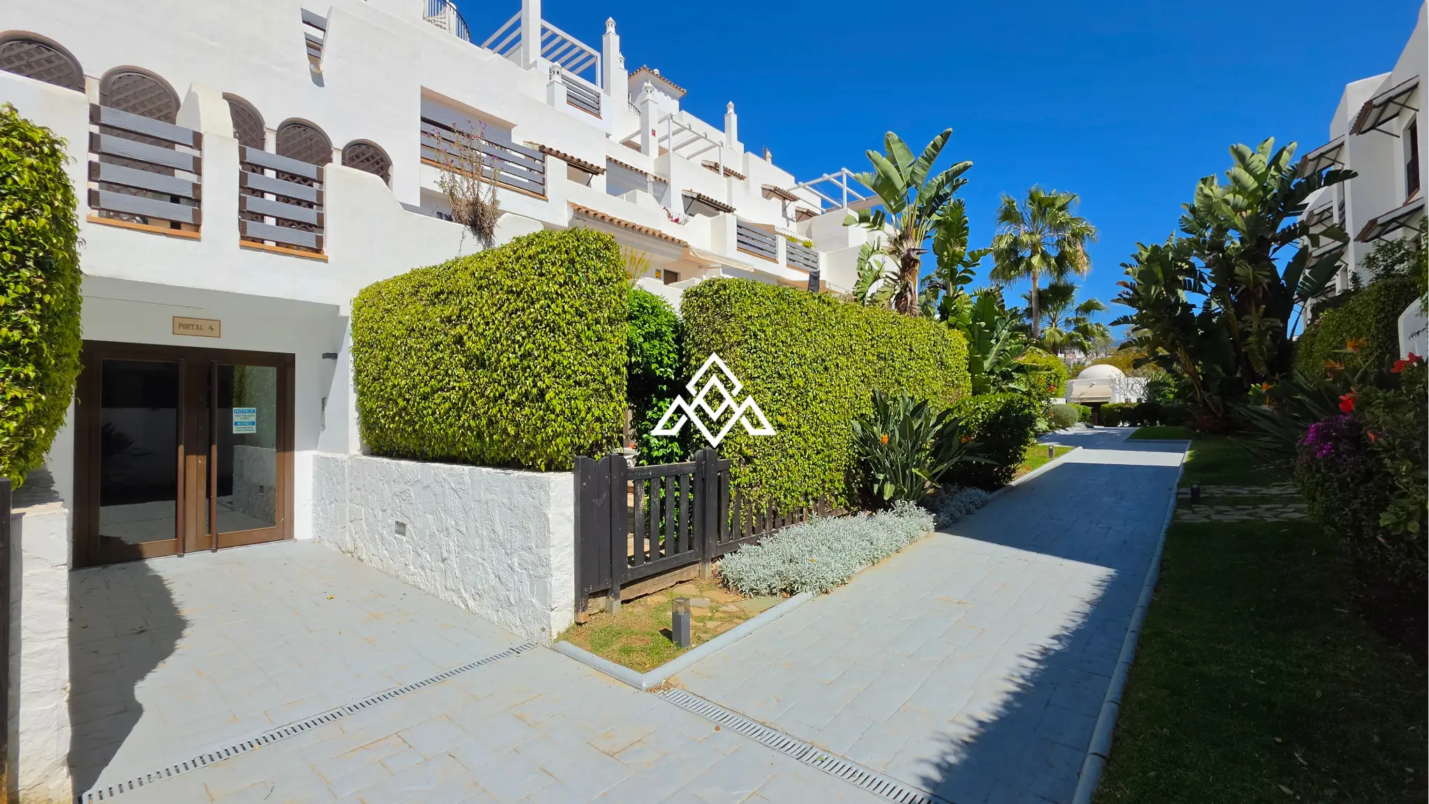 Selwo apartment with terrace, pool and gardens in gated community Estepona