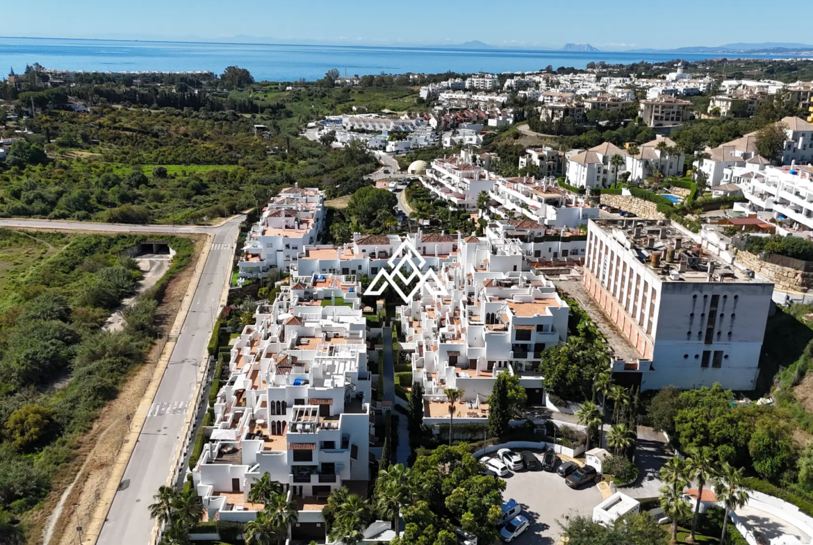 Selwo apartment with terrace, pool and gardens in gated community Estepona