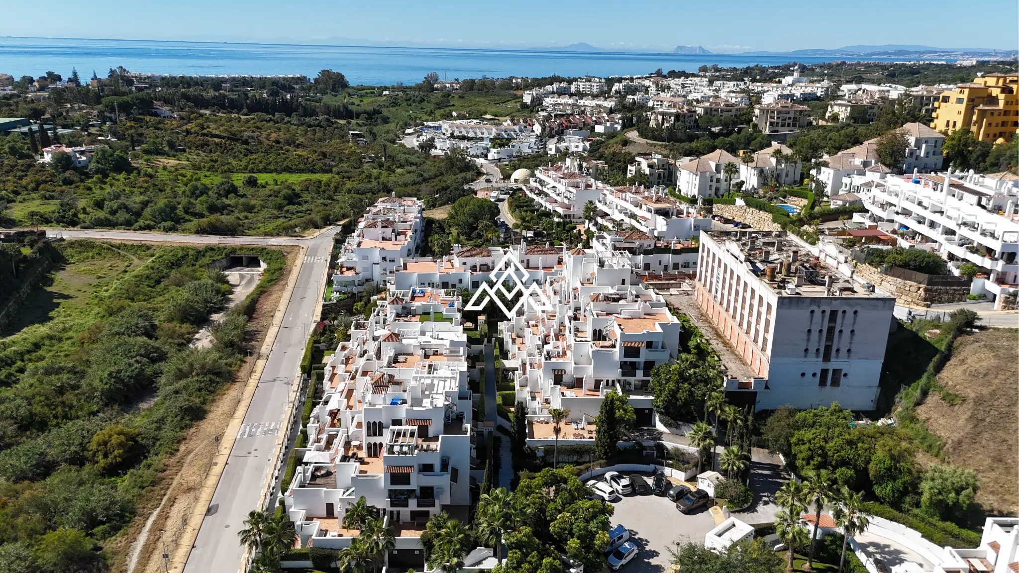 Selwo apartment with terrace, pool and gardens in gated community Estepona