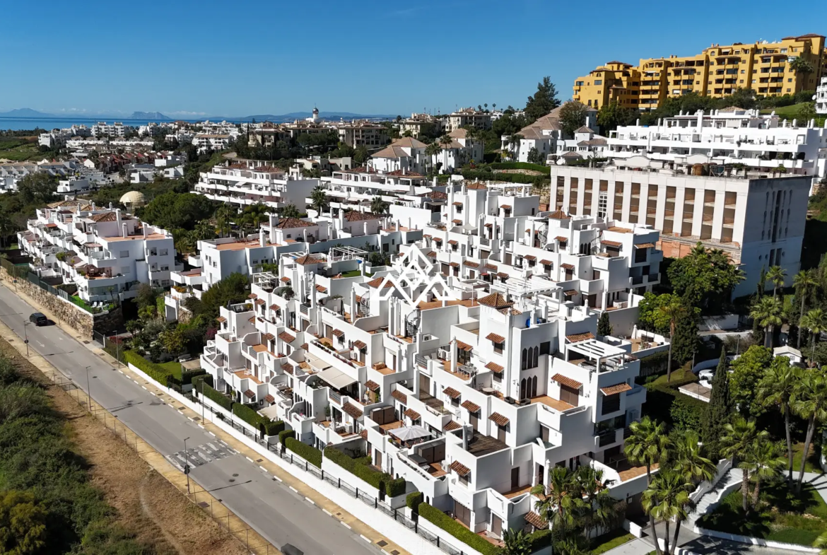 Selwo apartment with terrace, pool and gardens in gated community Estepona