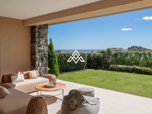 Real de La Quinta apartment with private garden, terrace and panoramic sea views