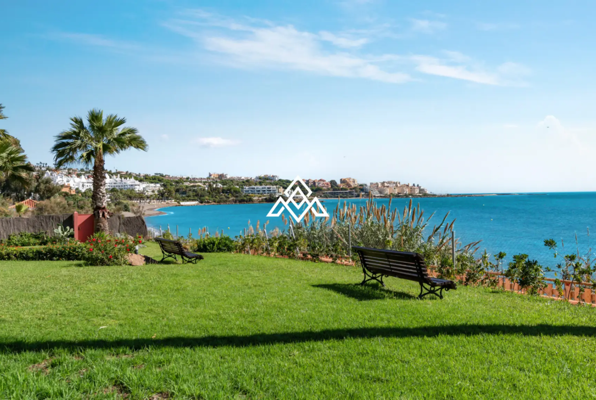 Bahia Azul townhouse with terrace, garden access and beachfront location in Estepona