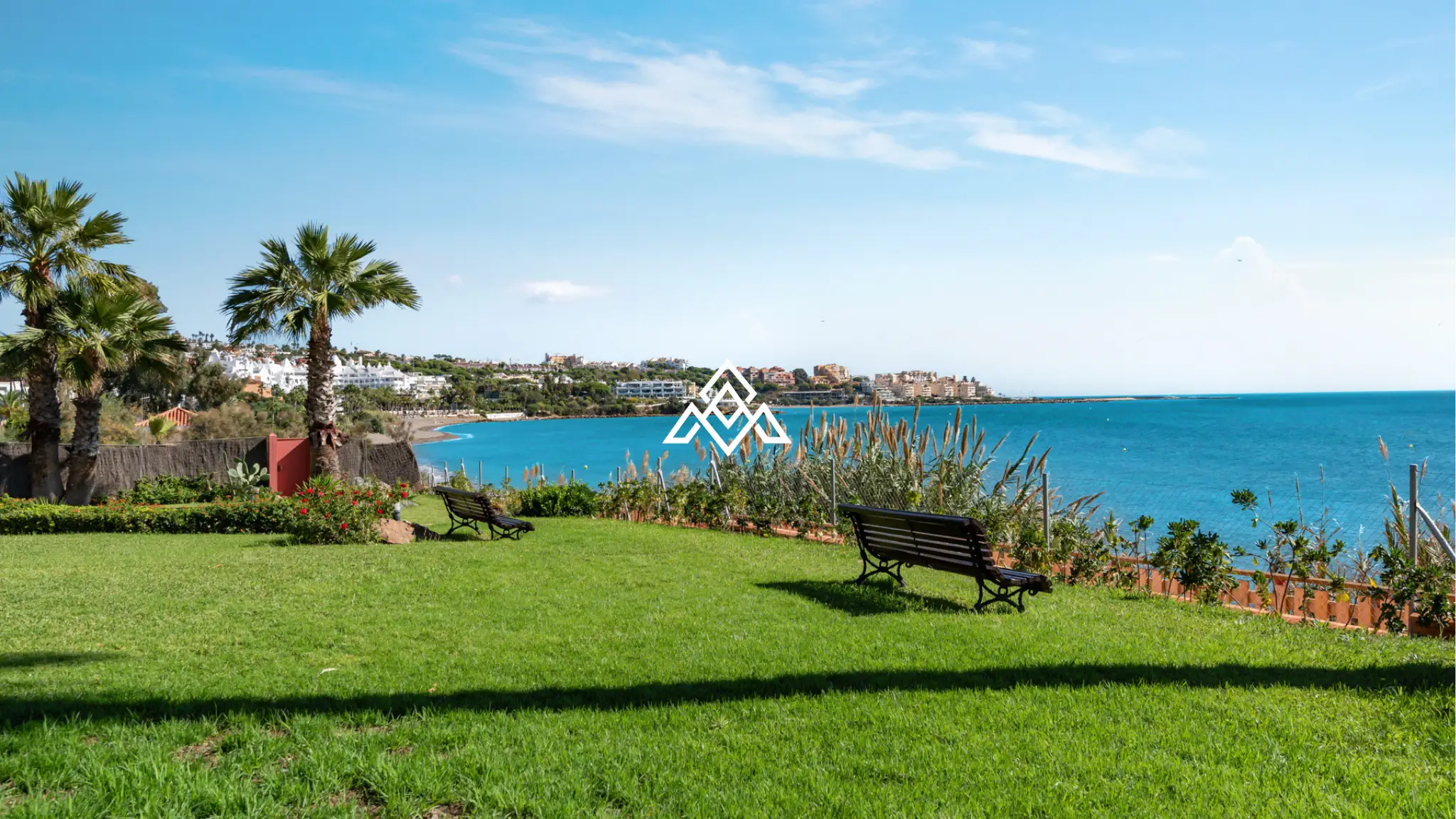 Bahia Azul townhouse with terrace, garden access and beachfront location in Estepona