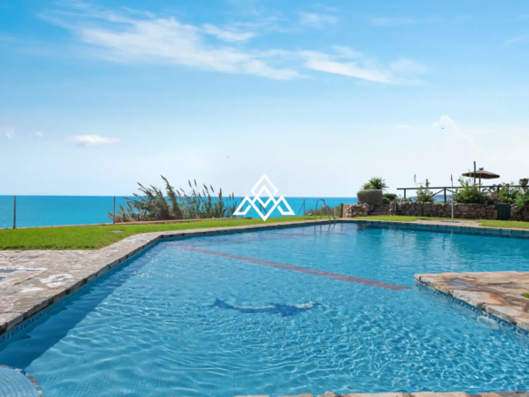 Bahia Azul townhouse with terrace, garden access and beachfront location in Estepona