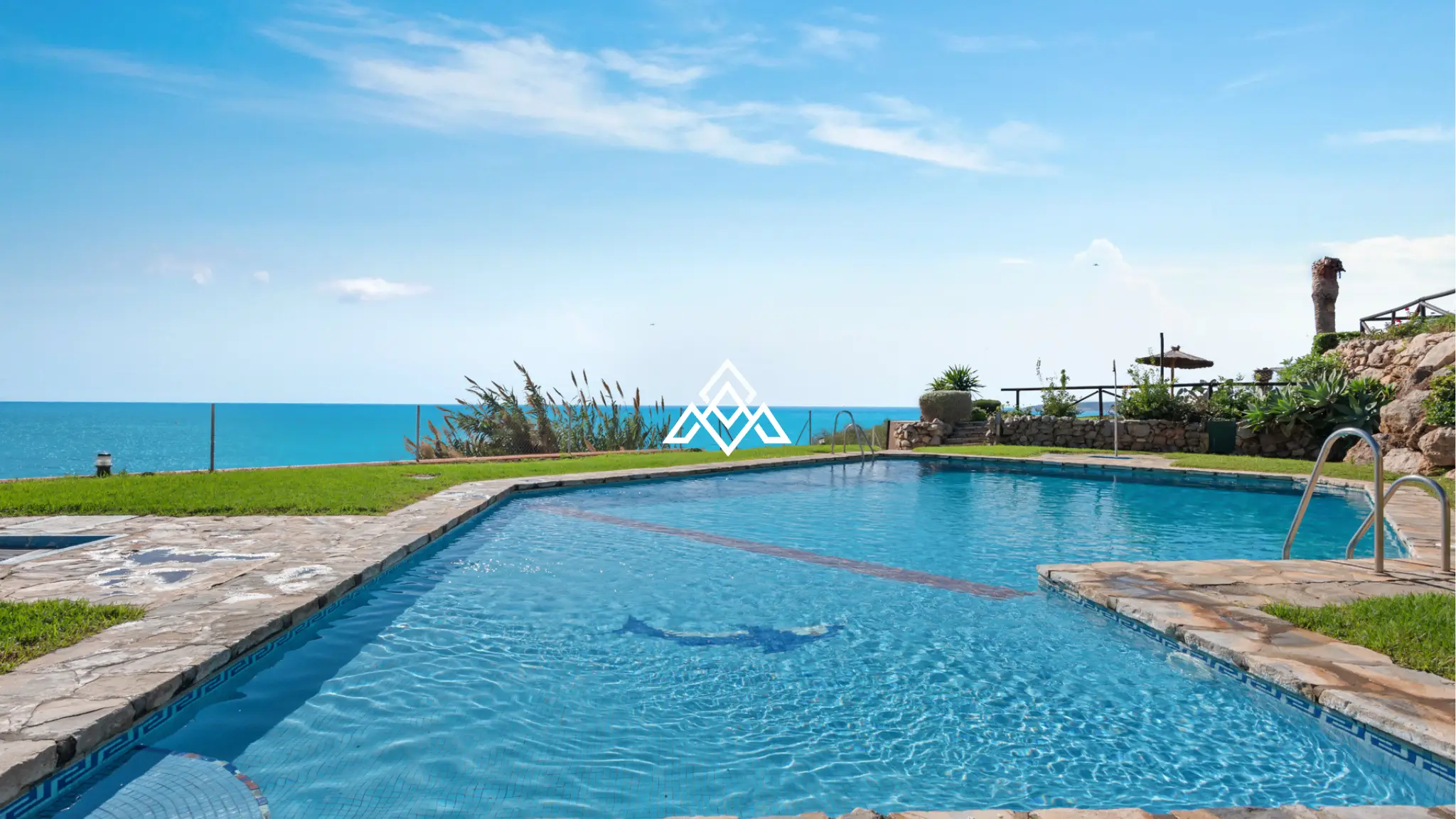 Bahia Azul townhouse with terrace, garden access and beachfront location in Estepona