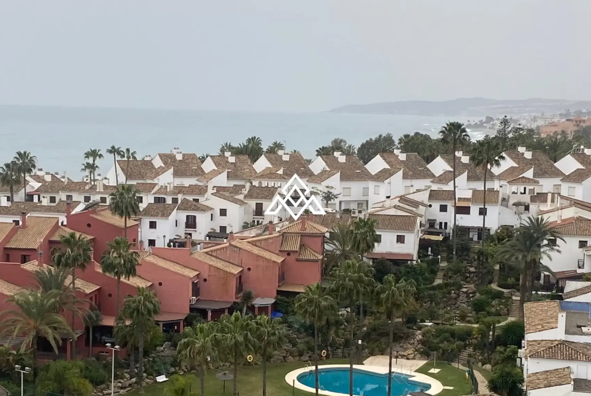 Bahia Azul townhouse with terrace, garden access and beachfront location in Estepona