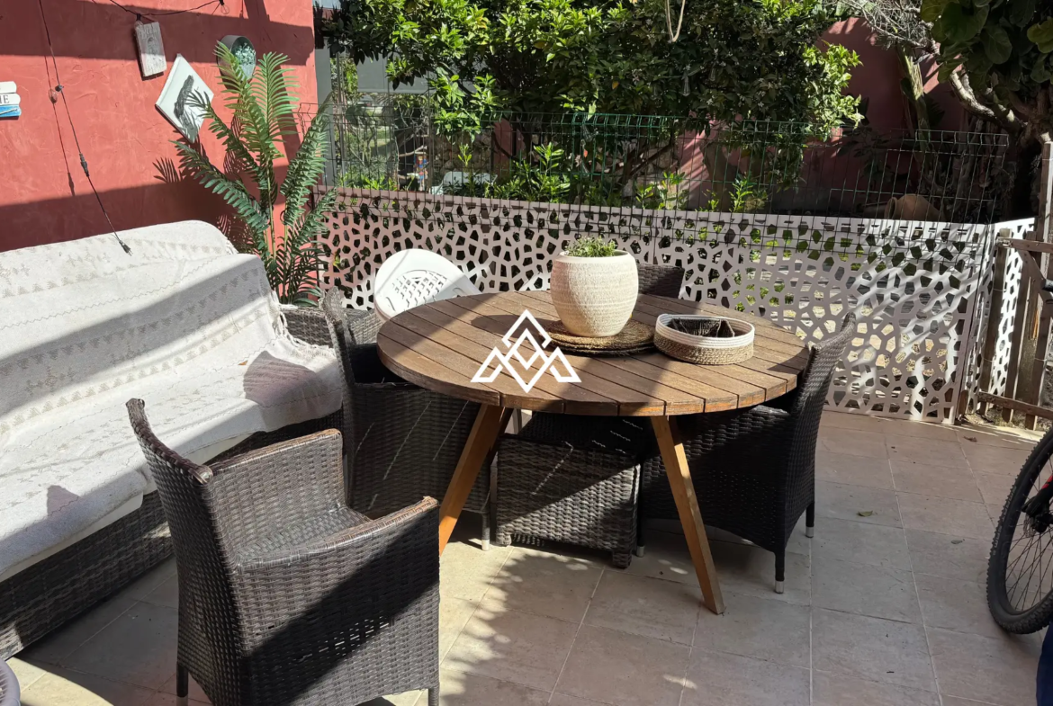Bahia Azul townhouse with terrace, garden access and beachfront location in Estepona