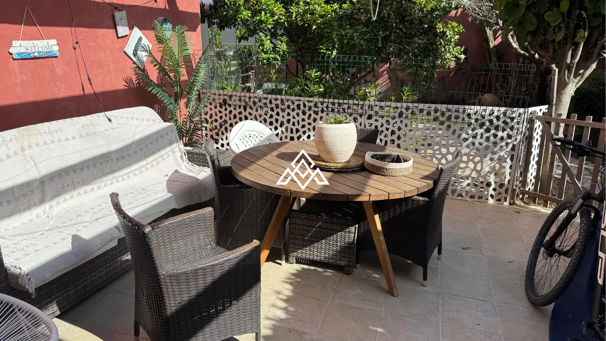 Bahia Azul townhouse with terrace, garden access and beachfront location in Estepona
