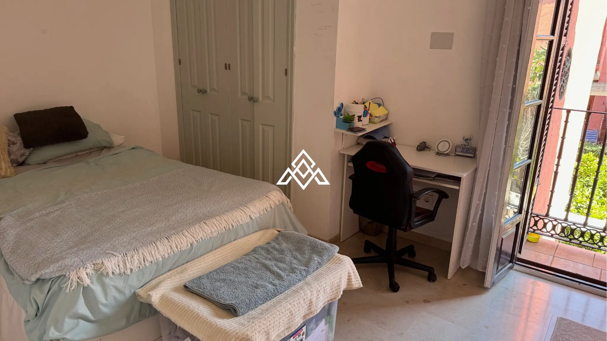 Bahia Azul townhouse with terrace, garden access and beachfront location in Estepona