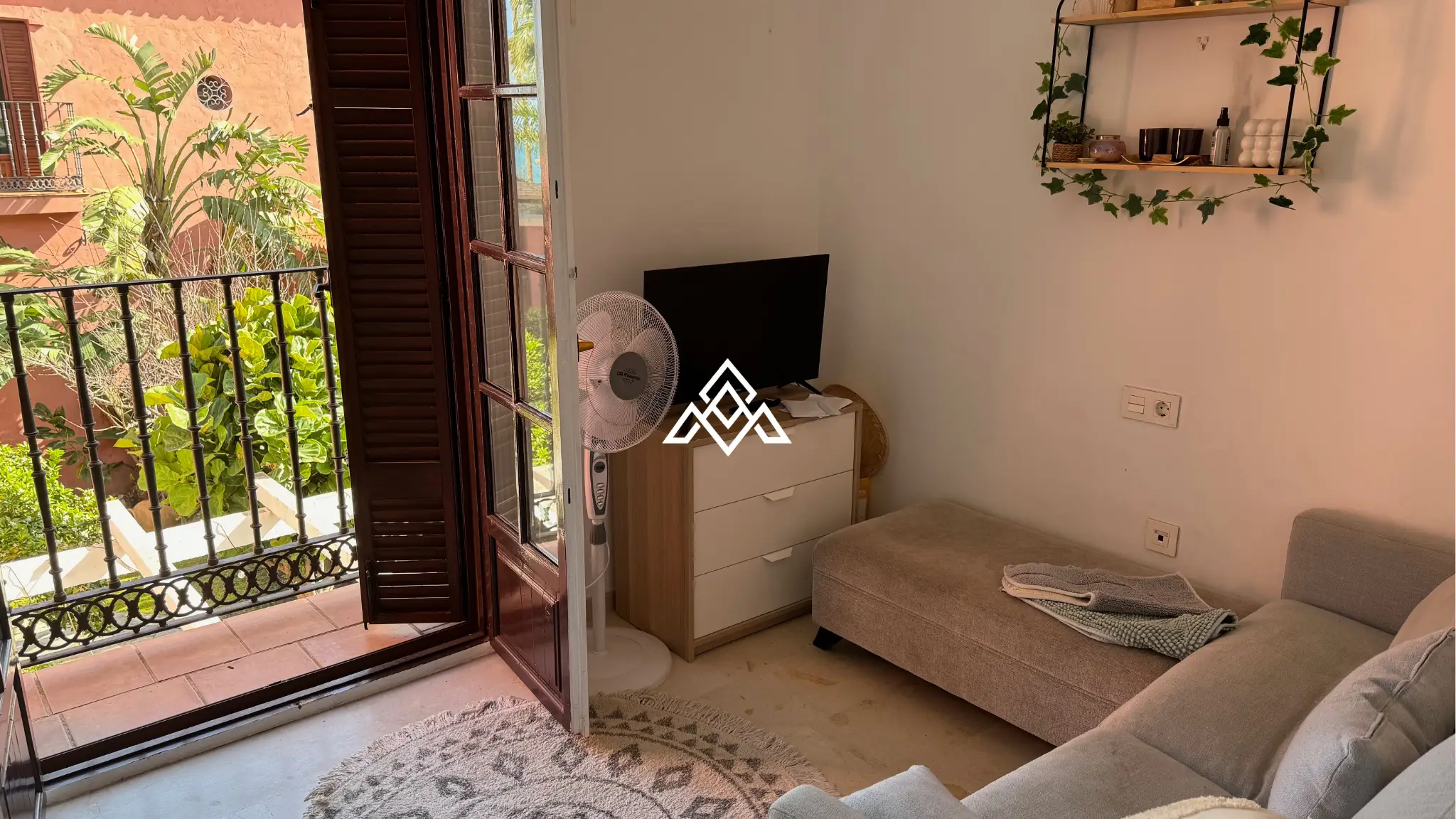 Bahia Azul townhouse with terrace, garden access and beachfront location in Estepona