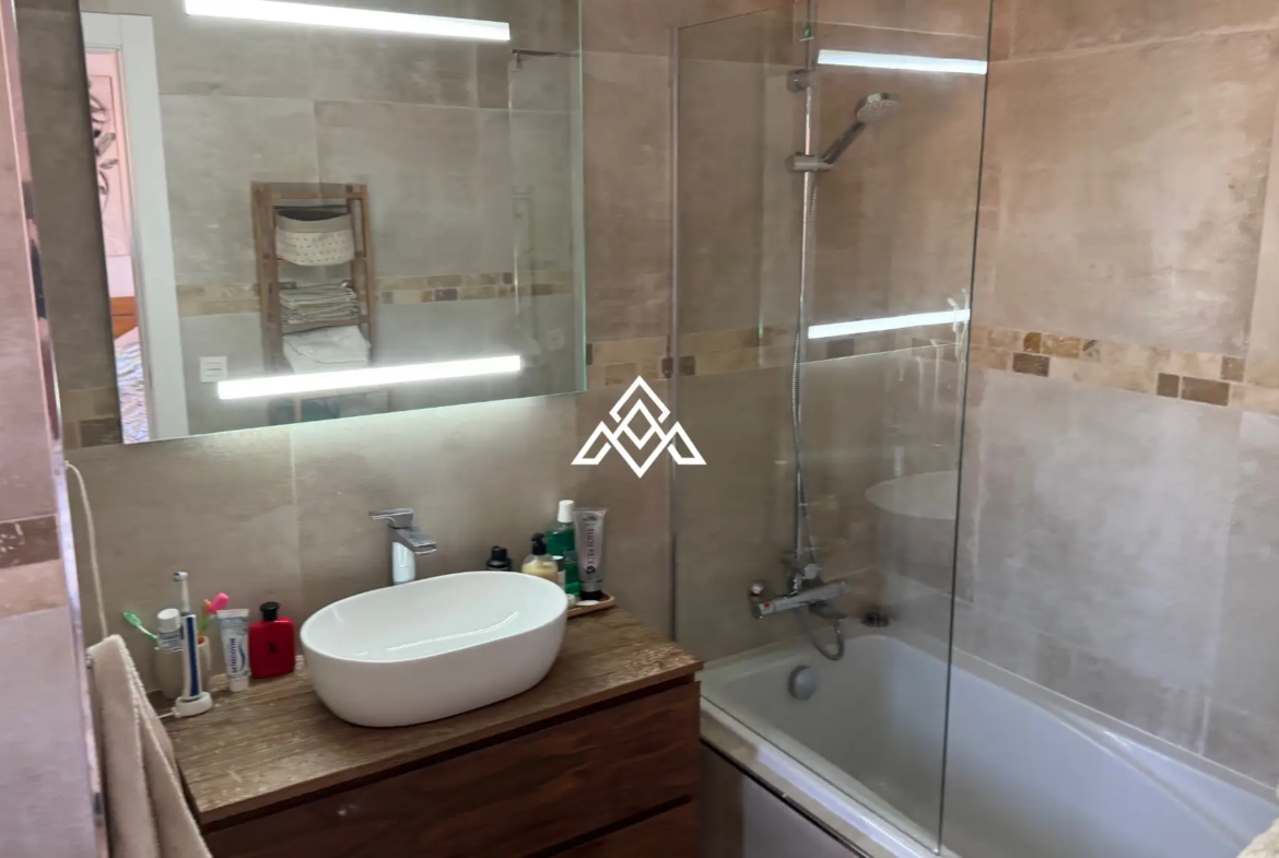 Bahia Azul townhouse with terrace, garden access and beachfront location in Estepona