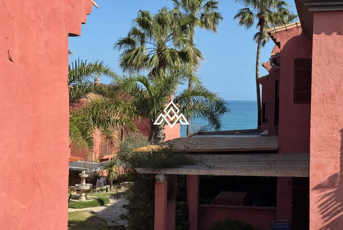 Bahia Azul townhouse with terrace, garden access and beachfront location in Estepona