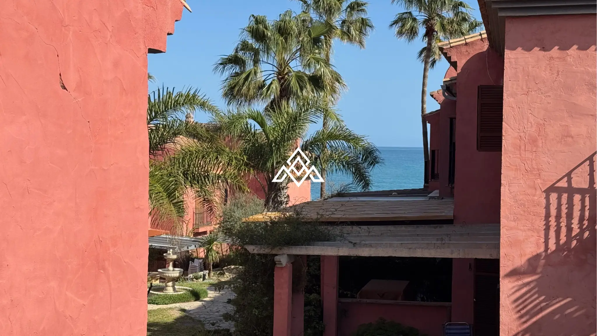 Bahia Azul townhouse with terrace, garden access and beachfront location in Estepona