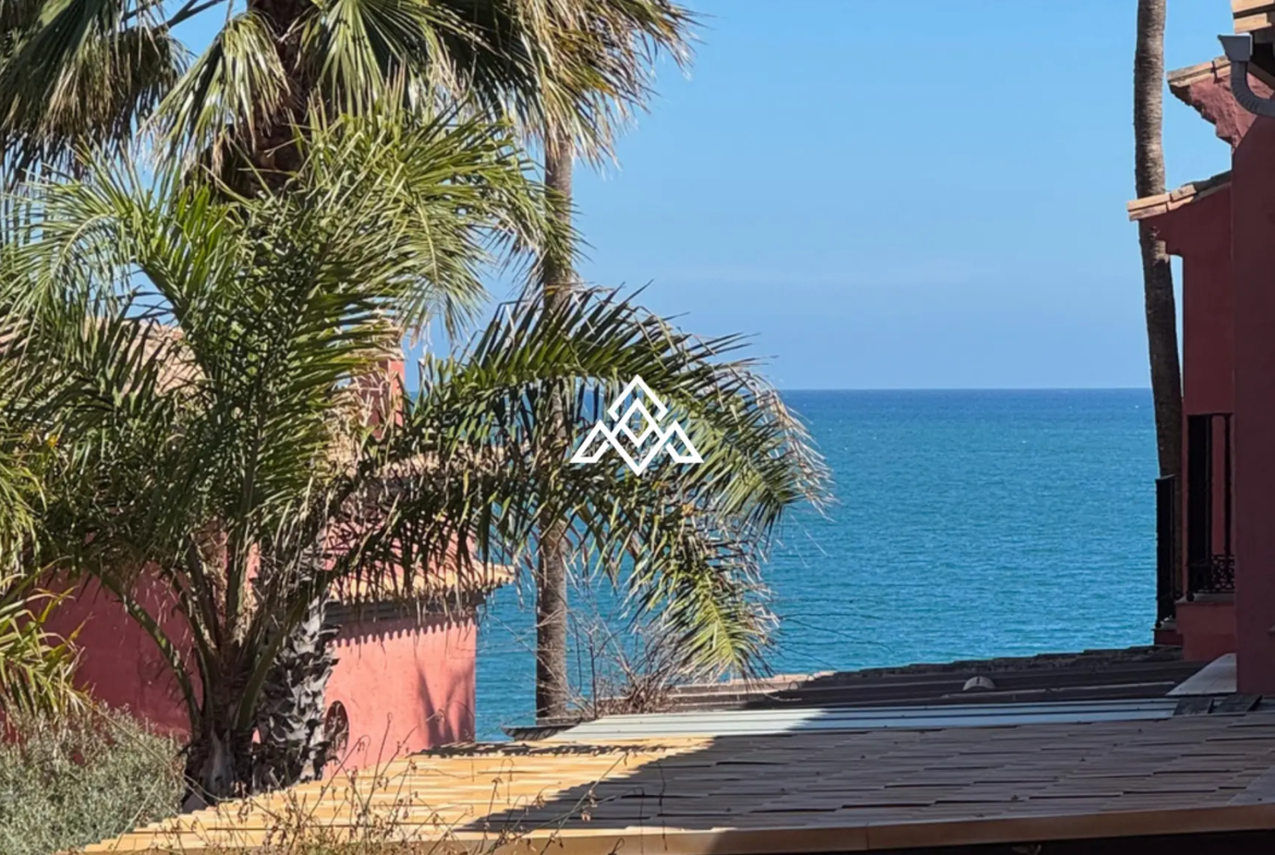 Bahia Azul townhouse with terrace, garden access and beachfront location in Estepona