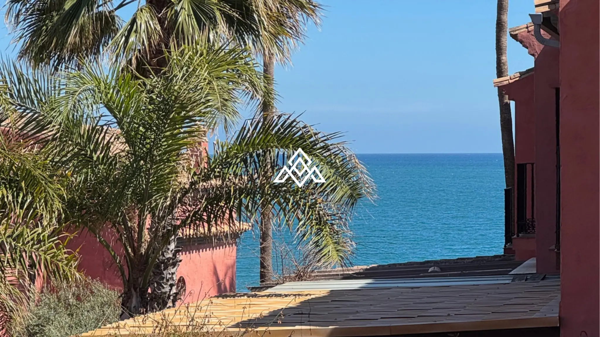 Bahia Azul townhouse with terrace, garden access and beachfront location in Estepona