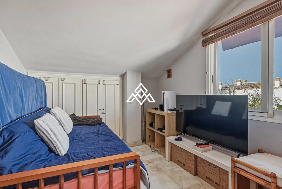 Golden Mile penthouse duplex with sea views and private solarium in Marbella