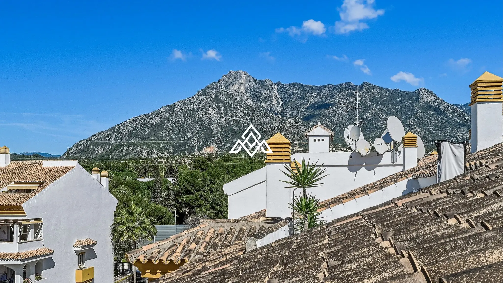 Golden Mile penthouse duplex with sea views and private solarium in Marbella
