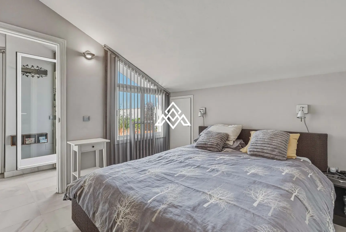 Golden Mile penthouse duplex with sea views and private solarium in Marbella