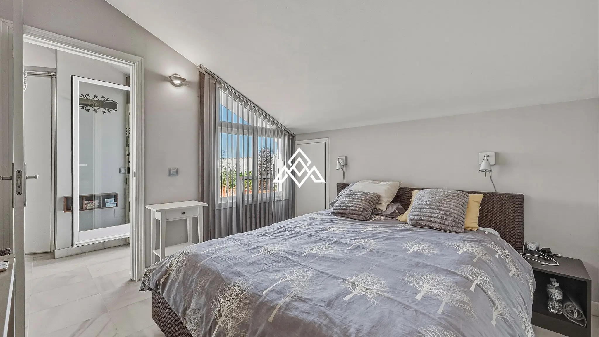 Golden Mile penthouse duplex with sea views and private solarium in Marbella