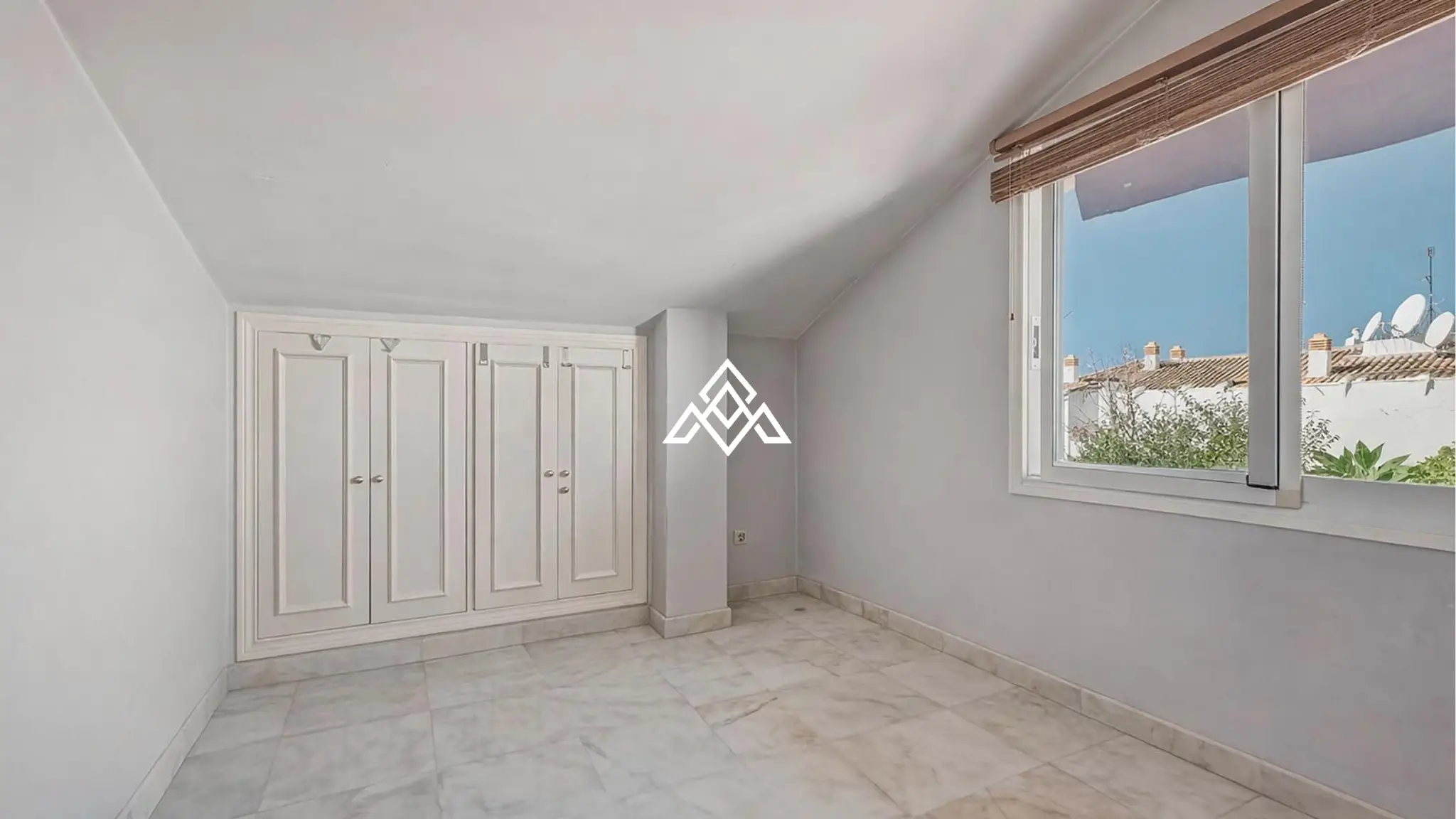 Golden Mile penthouse duplex with sea views and private solarium in Marbella