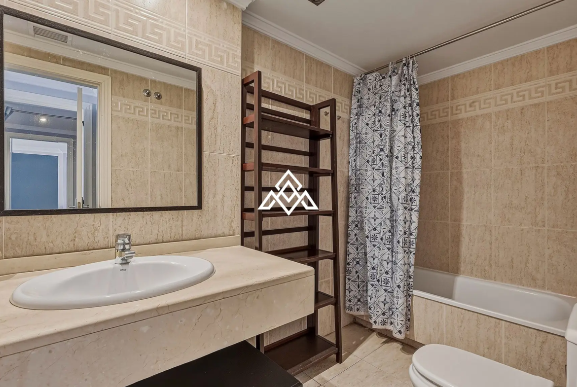 Golden Mile penthouse duplex with sea views and private solarium in Marbella