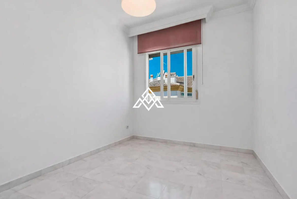 Golden Mile penthouse duplex with sea views and private solarium in Marbella