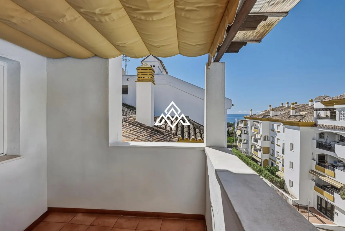 Golden Mile penthouse duplex with sea views and private solarium in Marbella