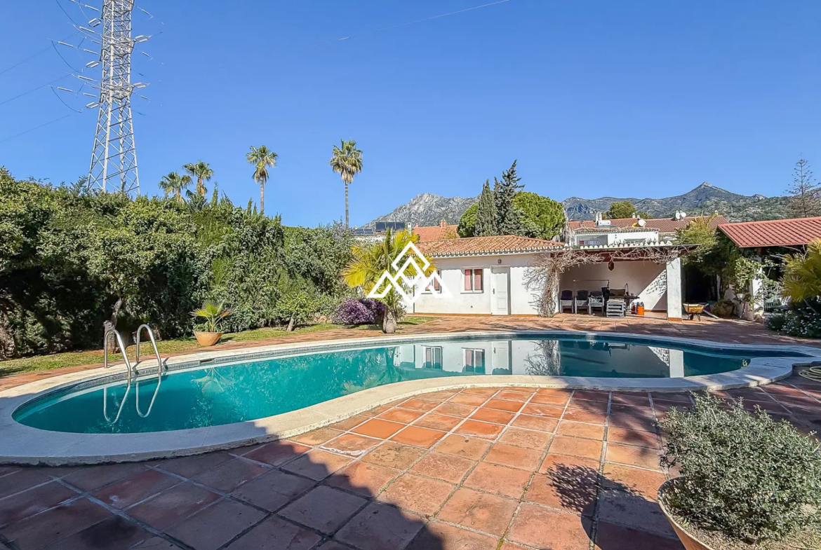 Valdeolletas villa for renovation with large plot and development potential in Marbella