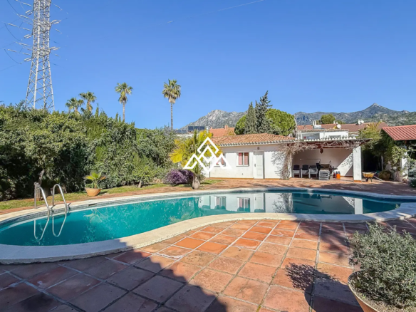Valdeolletas villa for renovation with large plot and development potential in Marbella