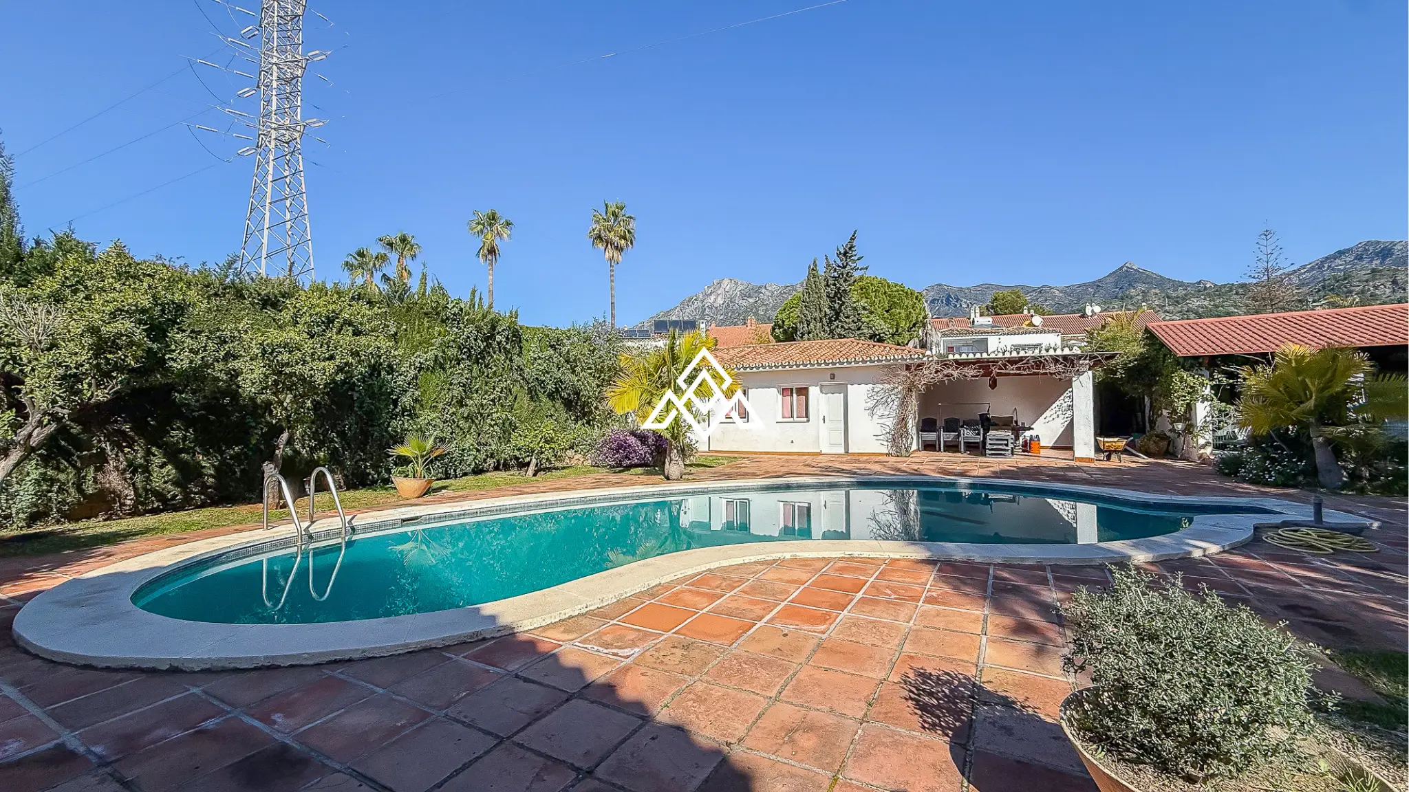 Valdeolletas villa for renovation with large plot and development potential in Marbella