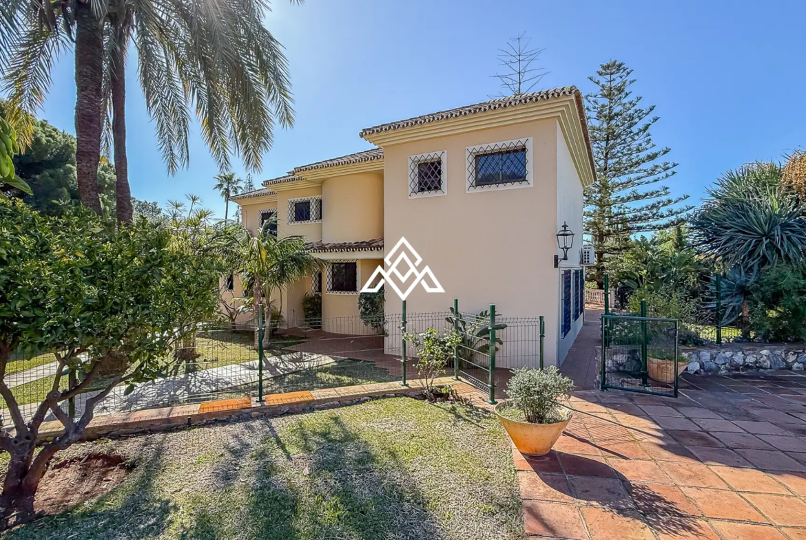 Valdeolletas villa for renovation with large plot and development potential in Marbella