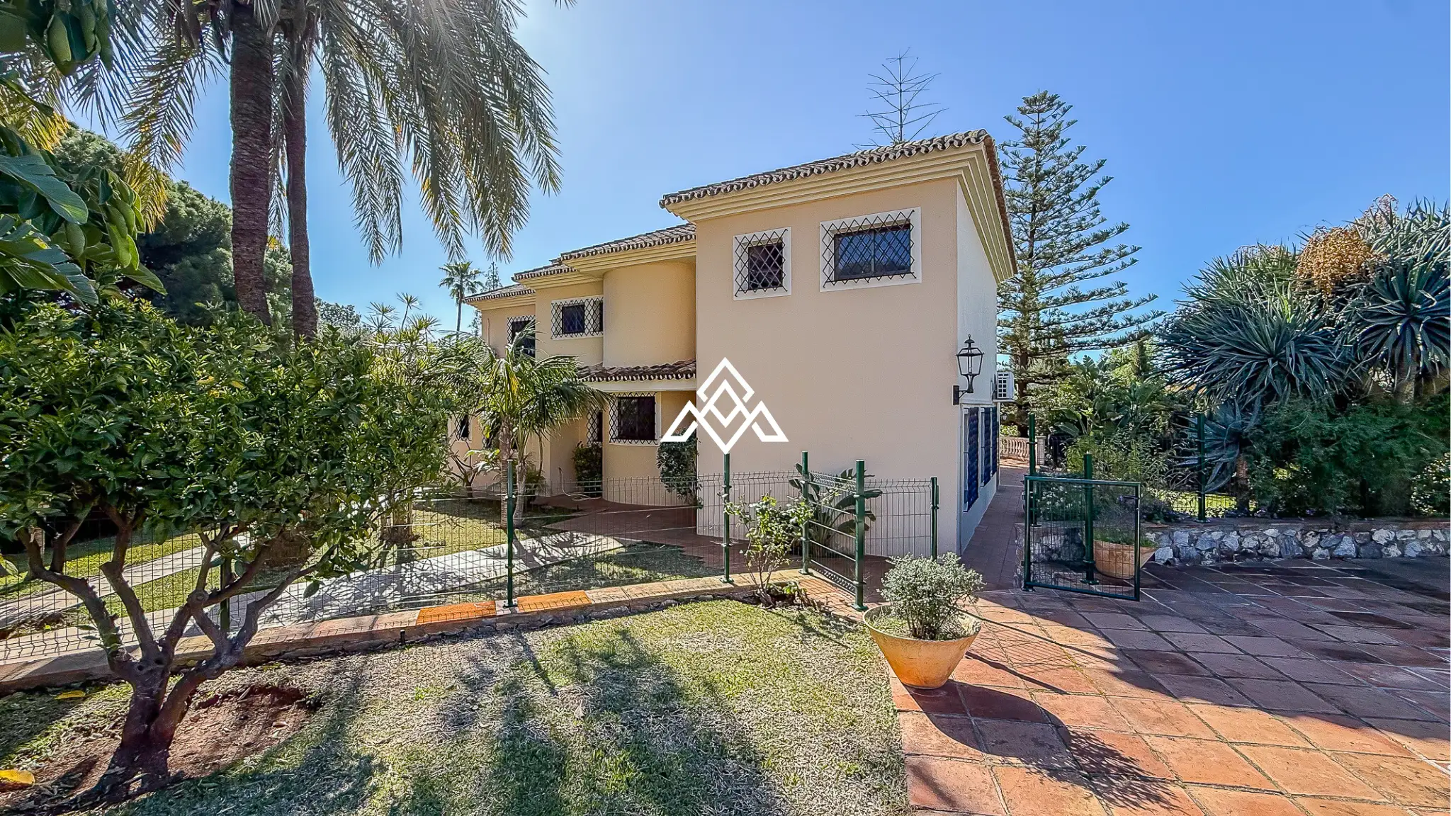 Valdeolletas villa for renovation with large plot and development potential in Marbella