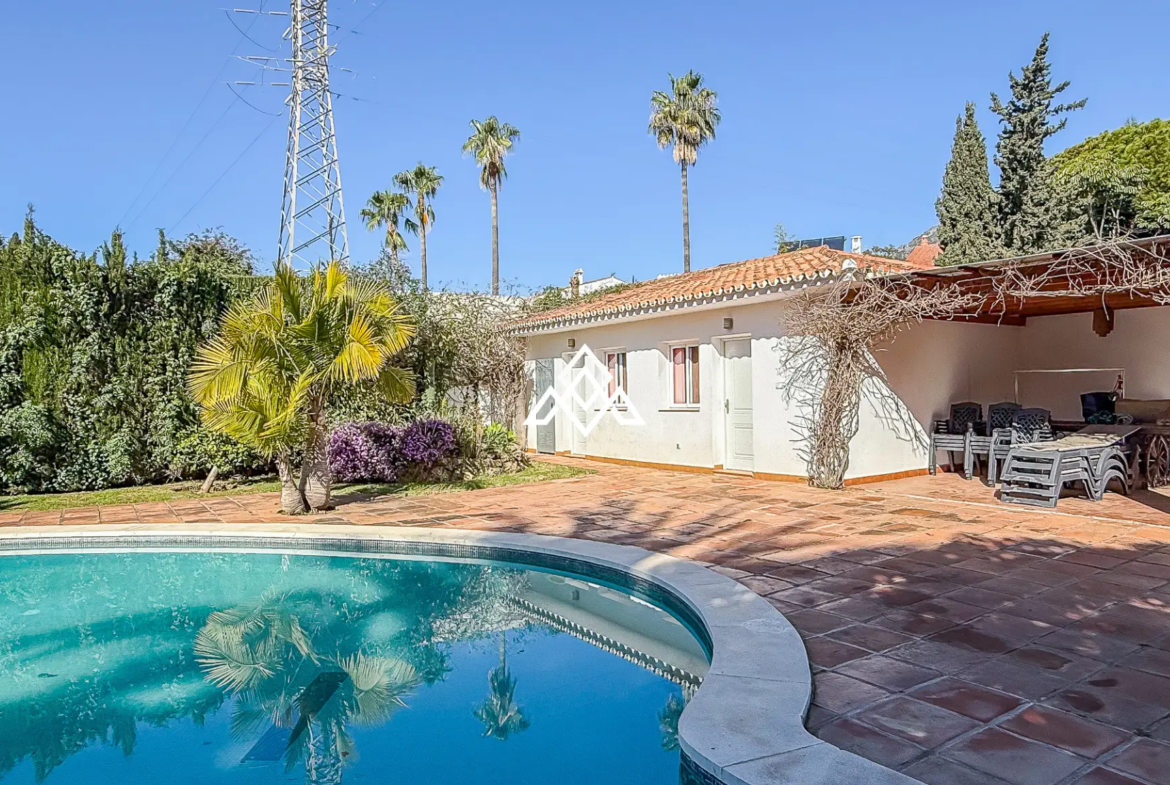 Valdeolletas villa for renovation with large plot and development potential in Marbella