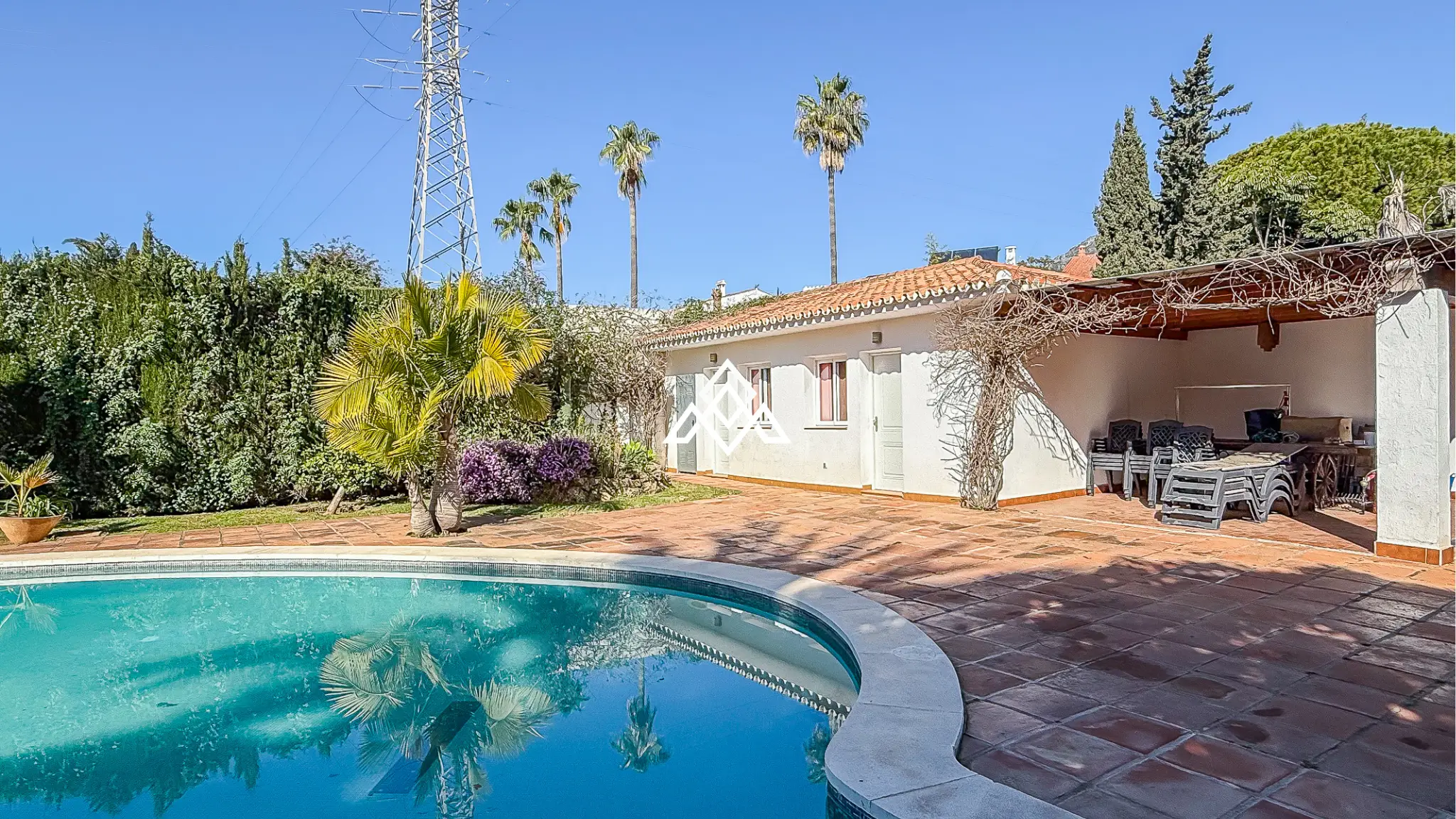 Valdeolletas villa for renovation with large plot and development potential in Marbella