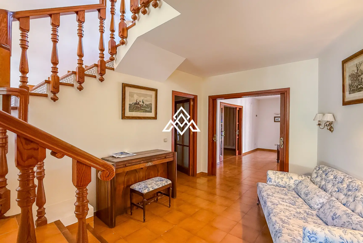 Valdeolletas villa for renovation with large plot and development potential in Marbella