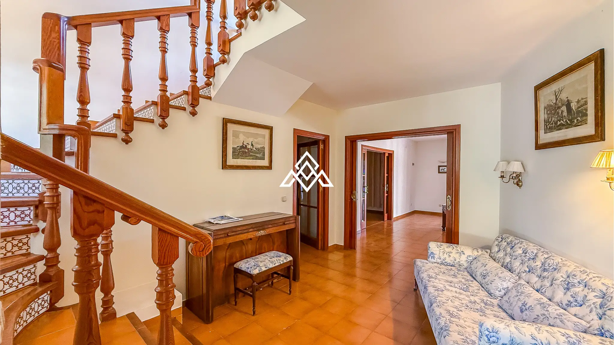 Valdeolletas villa for renovation with large plot and development potential in Marbella