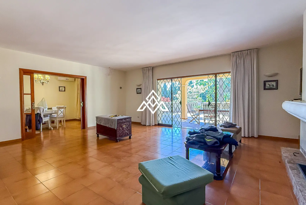 Valdeolletas villa for renovation with large plot and development potential in Marbella