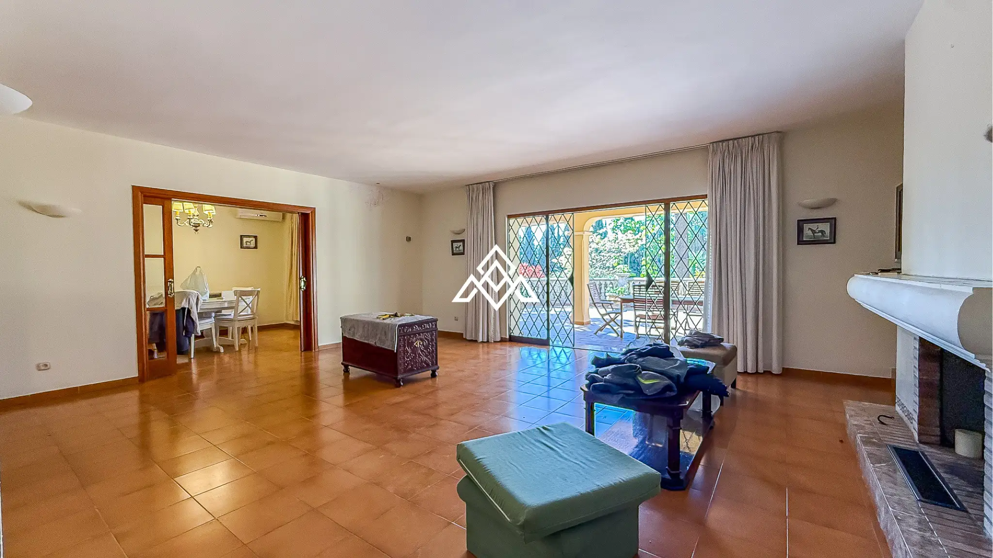 Valdeolletas villa for renovation with large plot and development potential in Marbella