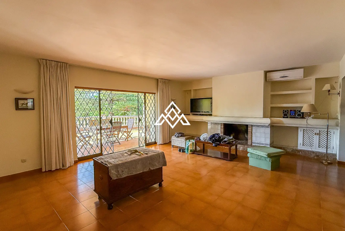Valdeolletas villa for renovation with large plot and development potential in Marbella