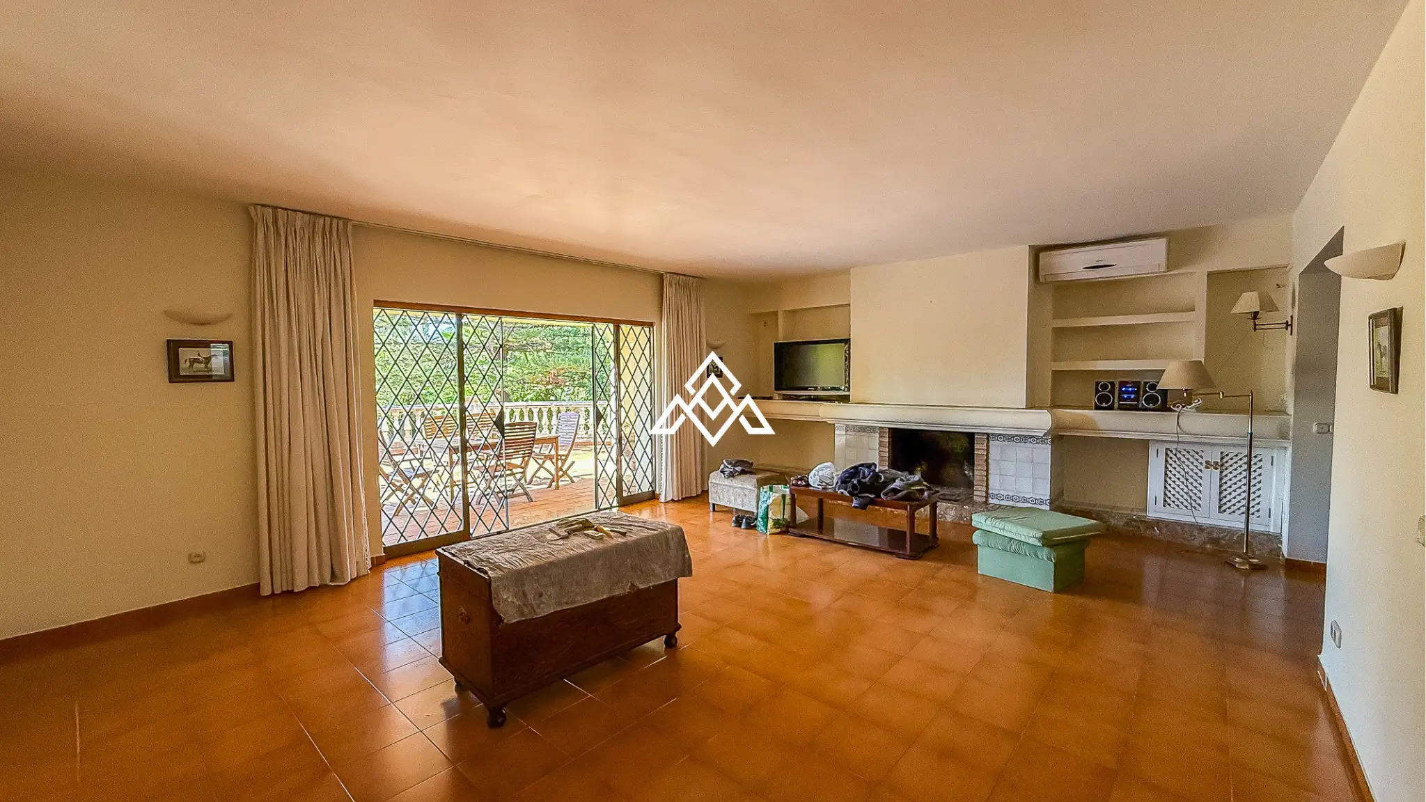 Valdeolletas villa for renovation with large plot and development potential in Marbella