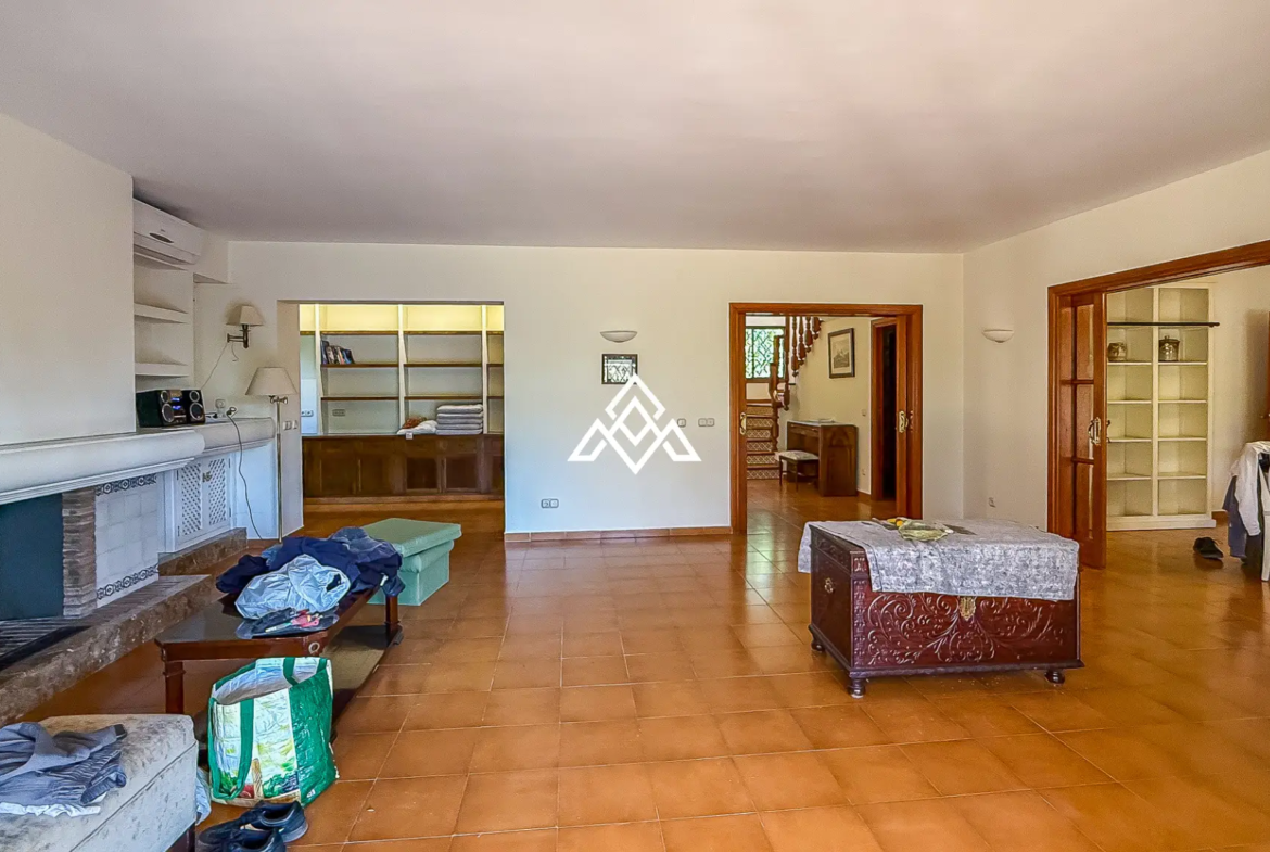 Valdeolletas villa for renovation with large plot and development potential in Marbella